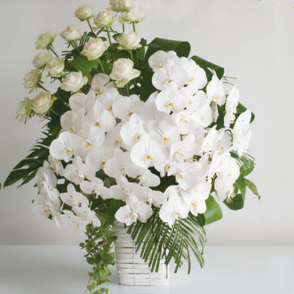 白を基調とした花と緑の葉で作られた喪主花