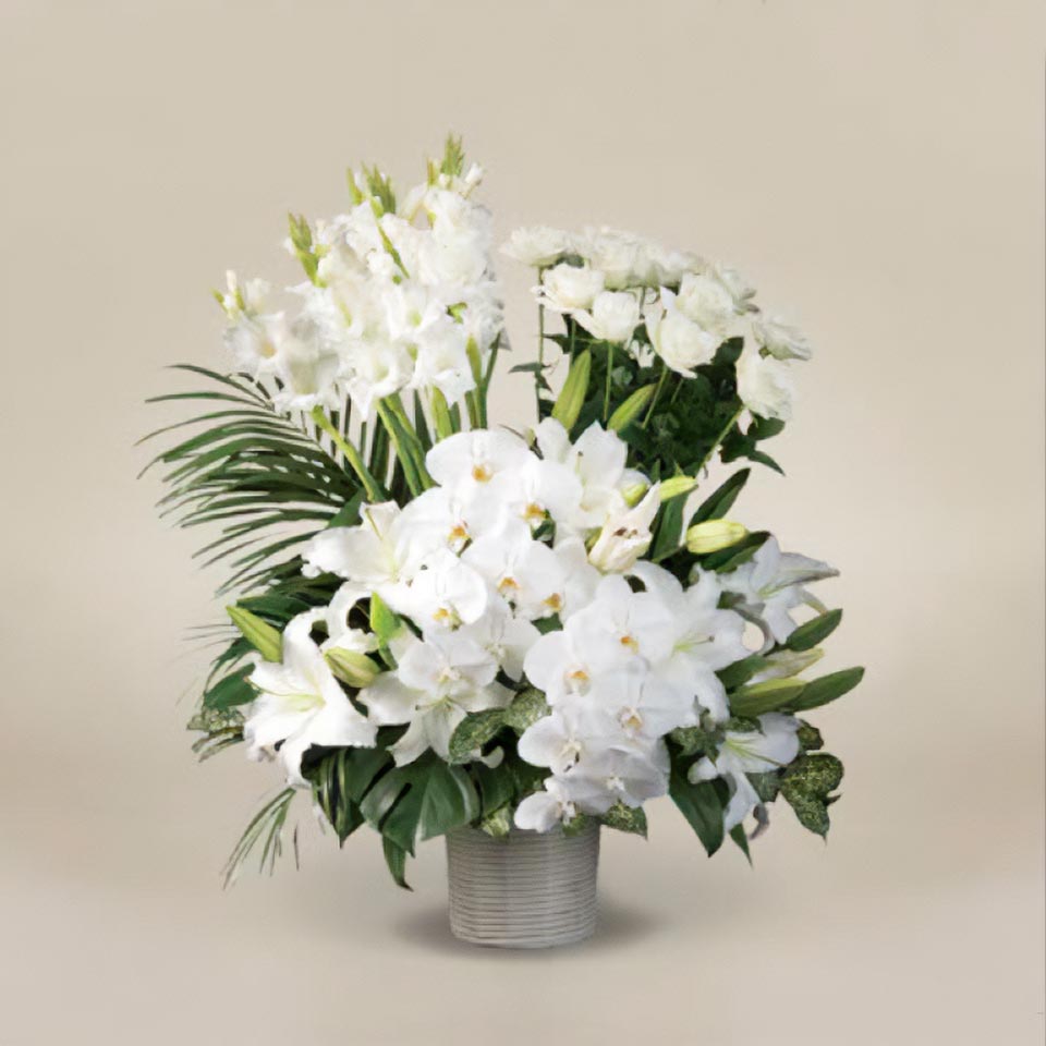 白を基調とした花と緑の葉で作られた喪主花