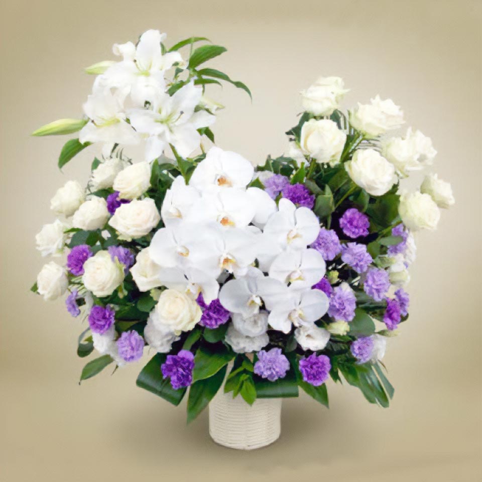 白や紫などの花と緑の葉で作られた家族花