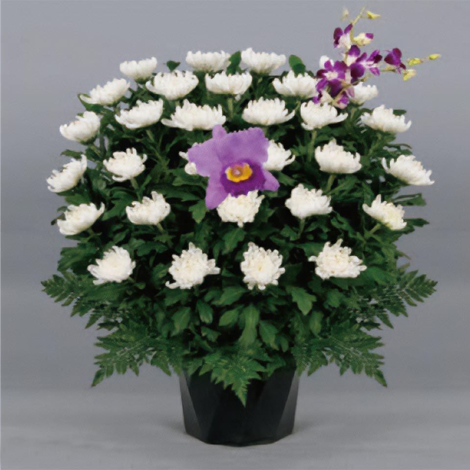 白を基調とした花と緑の葉で作られた追悼の供花