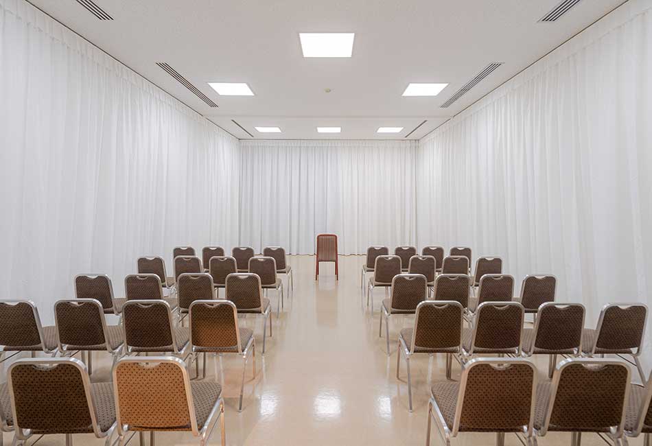 堀ノ内斎場の式場で、白が基調とされ最大40名まで収容可能