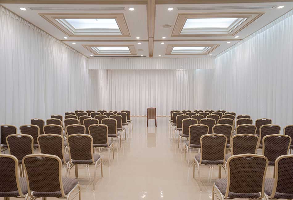 桐ケ谷斎場内に2室あり最大で80名まで収容可能式な式場(鶴)