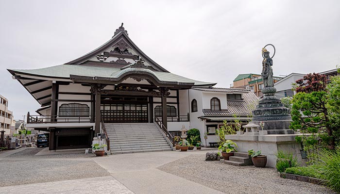 東京都新宿区にある笹寺の外観写真